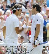 Federer marches into 7th consecutive final at Wimbledon