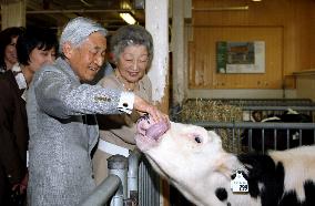 Japan's emperor, empress visit park, farm in Ottawa suburbs