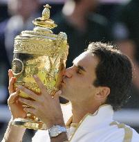 Federer wins 6th title in men's singles at Wimbledon