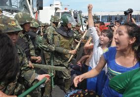 Uyghur residents confront police in fresh clash in Urumqi