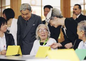 Emperor, empress visit care center for elderly Japanese-Canadians