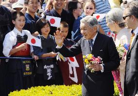 Emperor, empress greeted by people in Victoria