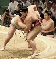 Harumafuji jump-starts yokozuna bid with win at Nagoya sumo
