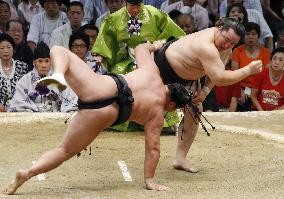 Asashoryu beats Kyokutenho at Nagoya sumo