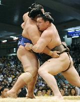 Hakuho wins over Kotoshogiku at Nagoya sumo