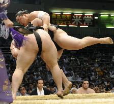 Mongolian yokozuna Asashoryu beats Goeido at Nagoya sumo