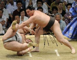 Hakuho rolling, Harumafuji rebounds at Nagoya sumo