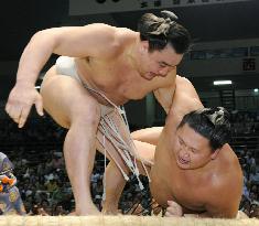 Hakuho rolling, Harumafuji rebounds at Nagoya sumo
