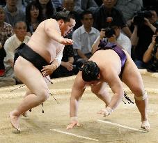 Yokozuna Asashoryu beats No. 2 maegashira Tochiozan