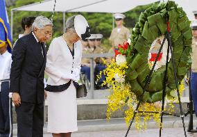 Emperor, empress lay wreath at cemetery for American soldiers