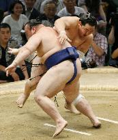 Hakuho, Asa, still perfect at Nagoya sumo
