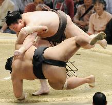 Hakuho, Kotooshu still leading at Nagoya sumo