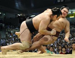 Hakuho, Kotooshu still leading at Nagoya sumo