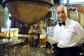 Veteran bartender captivates guests with art of serving beer