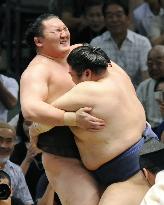 Kotomitsuki stuns Hakuho to grab share of lead in Nagoya