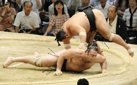 Kotooshu loses to Chiyotaikai at Nagoya sumo
