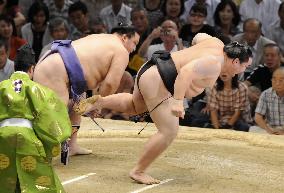 Asashoryu suffers 3rd loss at Nagoya sumo