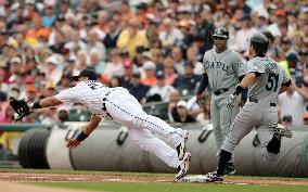 Ichiro goes 2-for-4 against Tigers