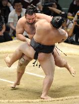 Kotooshu beats Asashoryu at Nagoya sumo