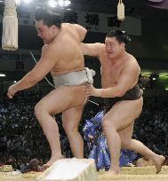 Hakuho beats Harumafuji to zero in on Nagoya title