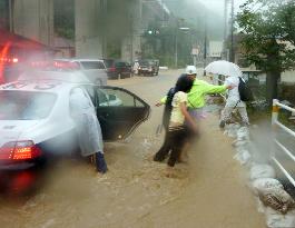 Heavy rain continues in western Japan