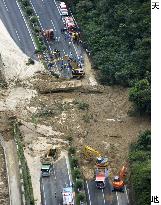 Heavy rain continues in western Japan