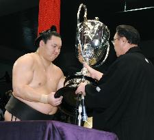 Hakuho beats Asashoryu to clinch Nagoya title