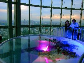 Aquarium atop Roppongi high-rise is hot date spot