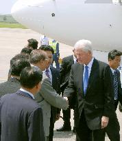 Bill Clinton arrives in Pyongyang