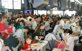 Vacationers' exodus peaks at Narita, roads and trains jammed