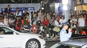 Sakai's arrest, onlookers