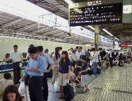 Crowded train station after Shizuoka quake