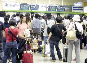 Crowded train station after Shizuoka quake