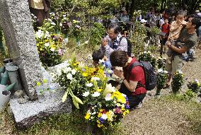 Relatives of 1985 JAL jet crash pray at accident site