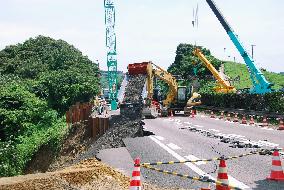 Restoration of quake-hit Tomei Expressway underway