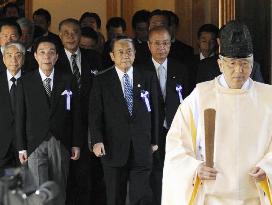 Veteran lawmakers visit Yasukuni Shrine