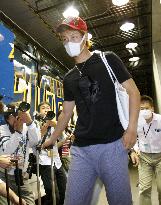 Darvish wears antiflu protection mask