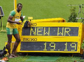 Bolt wins men's 200-m with new world record