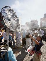 Mist fan at sizzling stump stop