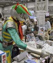Cosplayer distributes flyers at Comic Market