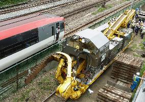 Narita Express scrapes maintenance vehicle, no injuries reported