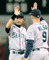Ichiro adds 2 hits in milestone chase