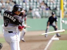 Lotte's Saburo hits broken-bat RBI single