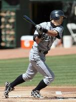 Ichiro reaches 2,000th hit milestone