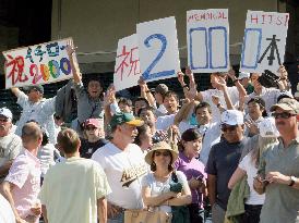 Ichiro reaches 2,000th hit milestone