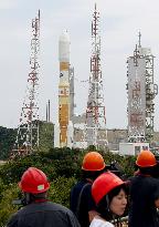 H-2B rocket carrying cargo vehicle moved to launch pad