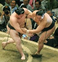 Hakuho off to flying start at autumn sumo