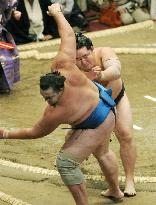 Asashoryu beats Baruto at autumn sumo