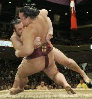 Kotooshu beats Kisenosato at autumn sumo