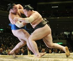 Hakuho, Asashoryu cruising on 3rd day of autumn sumo